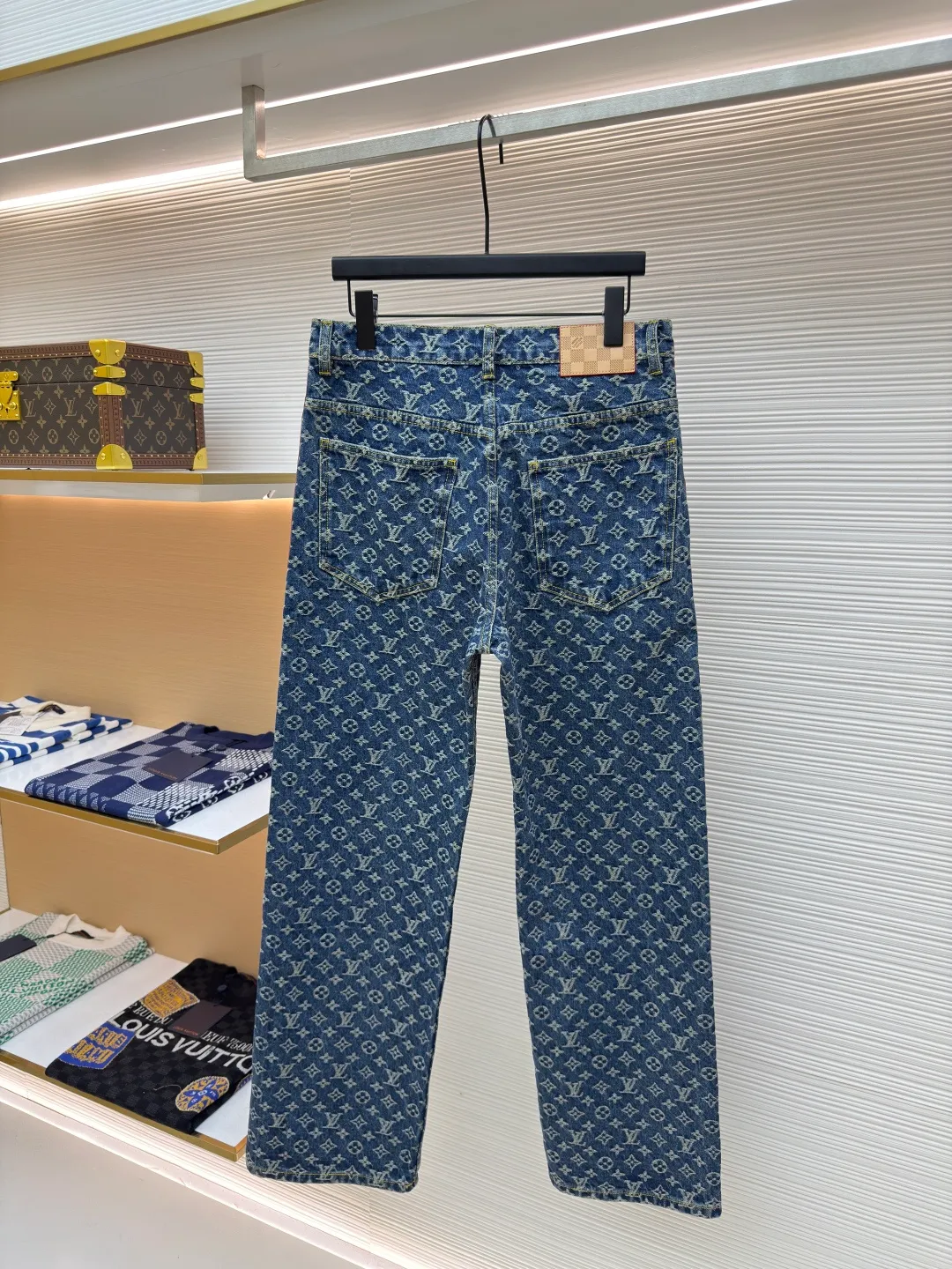 LOUIS VUITTON Jacquard full-print seam jeans ●Authentic product: Purchased and developed by 15599 ●Item number: 1680259-B45 ●Fabric: cotton fabric ●Technology: Printing process ●Version: Fitted version ●Weight: about 840 grams ●Size: 30-32-34-36 ●Description: Carefully crafted with cotton fabric, comfortable upper body Full-width jacquard reflects elegant color contrast The outside of the trouser legs is decorated with VVN ribbons, and the contrasting design is more refined. It has multiple practical pockets and a straight version. It can be matched with the same style to create a fashionable look and suit various occasions. Customized accessories, complete with three labels, same style for men and women!